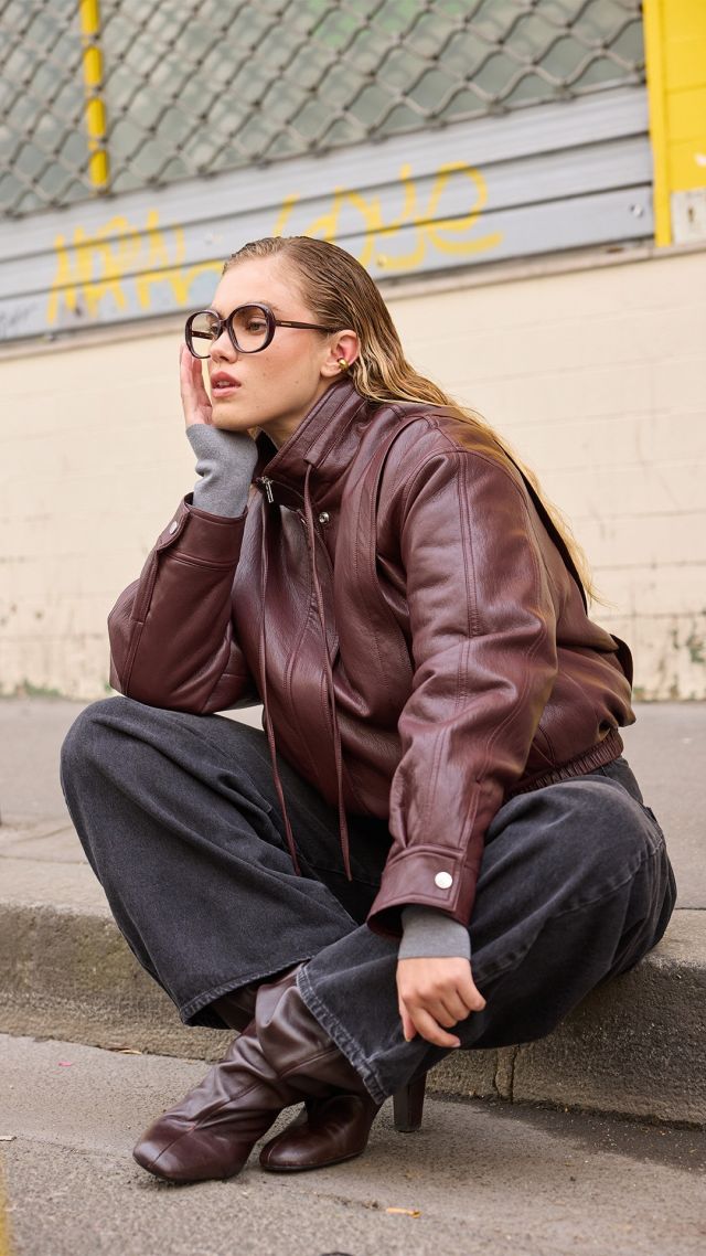 BERENICE - Daphnée, forme rétro

Les jeux de dégradés - rouge, vert, ambre - réchauffent les silhouettes mode avec une élégance vintage pleine d’audace.

Référence : BEAA003C13

@bereniceofficiel #BERENICE #opaleyewear #opal #lunettes #modetendance